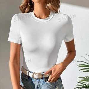 vit tshirt  - Vit enkel tshirt i lite kortare modell från Shein.