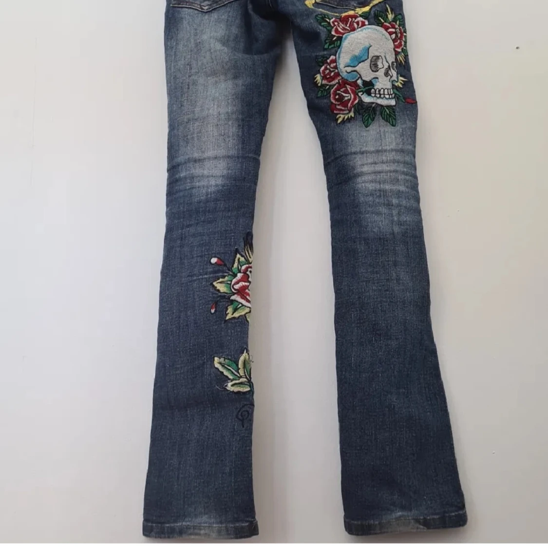 Lågmidjade ed hardy jeans med detaljer - 90