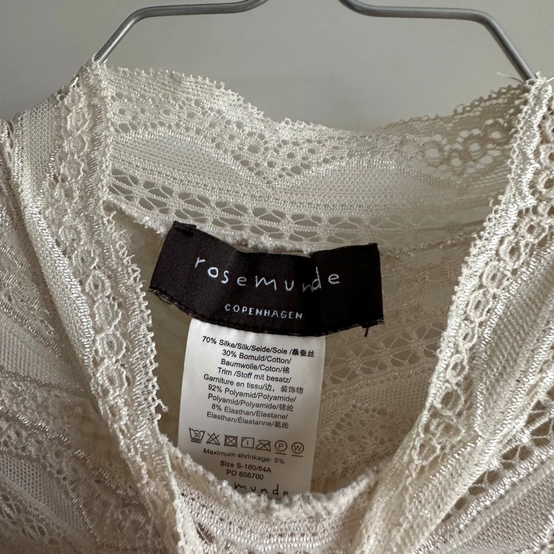 Topp med spetsdetalj - 91