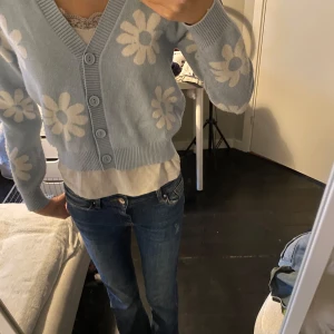 Blå blommig kofta - Strl 134/140, blå med vita stora blommor, nyskick då den bara använts ett fåtal gånger