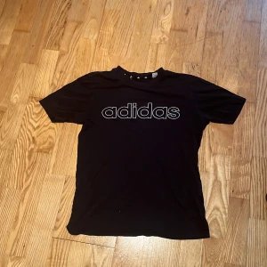 Svart adidas tröja - Svart adidas t-shirt, ej använd på länge