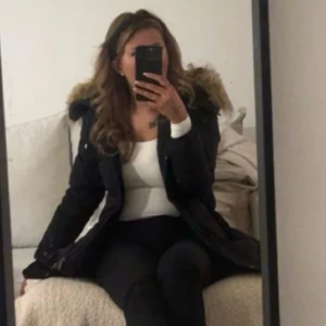 Hollies jacka  - Superfin lång hollies jacka! Använd knappt en halv vinter!  Inköpt på miinto Nypris: 5995kr Kan gå ner i pris vid snabb affär och även skicka fler bilder!