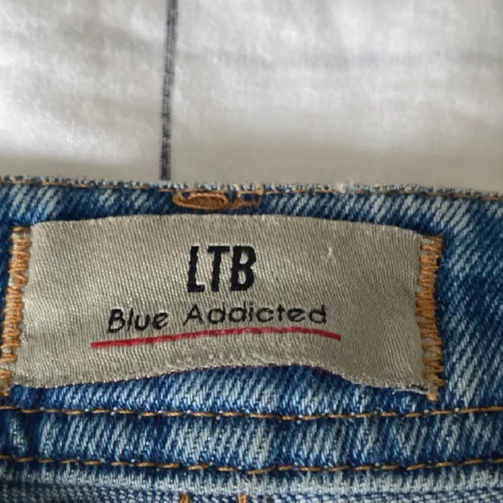 Ltb jeans i valerie, säljer pga av att de var för stora för mig 😓😓köpt för 650 säljer för 500 behöver pengarna, passade mig perfekt i längden är 165 . Jeans & Byxor.