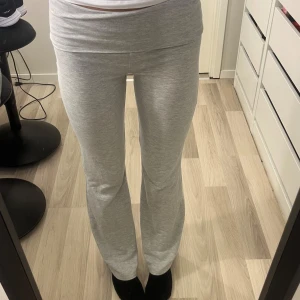 Grå yoga leggings - Gråa yoga mjukisbyxor ifrån Gina! Storleken är 170 men den sitter som S/xs, jag är 170 och de går att reglera längden beronde på hur mycket man viker ner!
