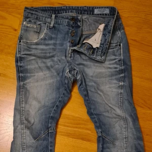 Jeans i bra skick storlek 31/33 - Jeans i Stl 31 33 i bra skick säljes billigt. 