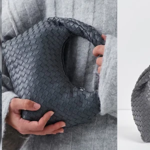 Flättad väska  - Säljer den här flättade väskan i grått från Gina tricot, helt ny! Har fler bilder vid intresse! 