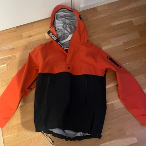 8848 Altitude Skidjacka - Säljer min gamla skidjacka som är ifrån 8848 Altitude. Jackan är storlek L och i otroligt bra skick. Inga tecken på användning då den bara är använd 3 skiddagar.  Jag köpte jackan från Intersport för 2999kr