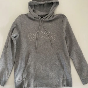 Hugo Boss Soody 2 - Denna tröjan ligger på nyskick angående att jag hann använde den 4 ggr innan jag hade  rest utomlands