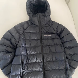 Peak performance M Tomic insulated Hood - Denna jackan har tyvärr krympt på mig och är anledningen jag säljer den   Nypris-3200