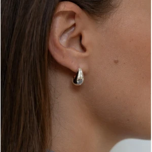 Drops örhängen  - Snygga örhängen från muli collection i silver. I nytt stick då de aldrig är använda. Köptes för 300 kr.