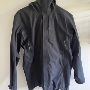 Houdini skaljacka - Houdini M' S D JACKET Herr  Mångsidig skaljacka från Houdini Mångsidig, slitstark skaljacka för användning året runt. Vattentät och ventilerande, hjälmkompatibel huva och avtagbart snölås. Ventilation under armarna och flera praktiska fickor.