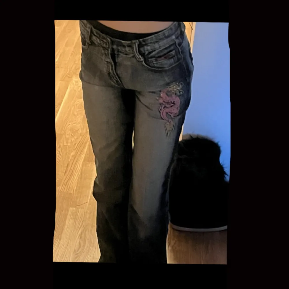 Jätte snygga blåa bootcut denim jeans med drakar på 🐉  Skriv om du har frågor eller för fler bilder 🩵. Jeans & Byxor.