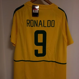 Fotbollströja R9 2002 - Tja, jag säljer nu den här riktig snygga fotbollströjan med R9 på ryggen. Jag är öppet till bud!