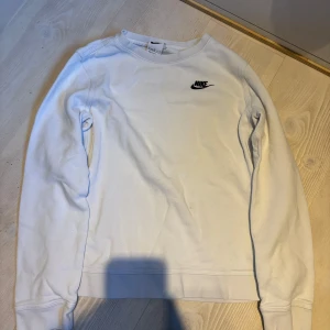 Nike sweatshirt  - Säljer då jag växt ur den. Bra skick. Storlek: 158 cm, kan passa upp till 164 cm