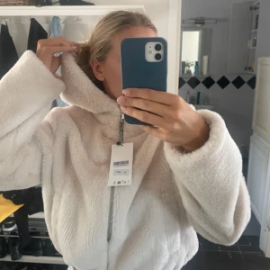 Supermysig fluffig jacka! - Fluffig jättemysig ”jacka” från Zara. Helt oanvänd! Prislapp finns kvar. Nypris ca 600! Beigerosa färg 