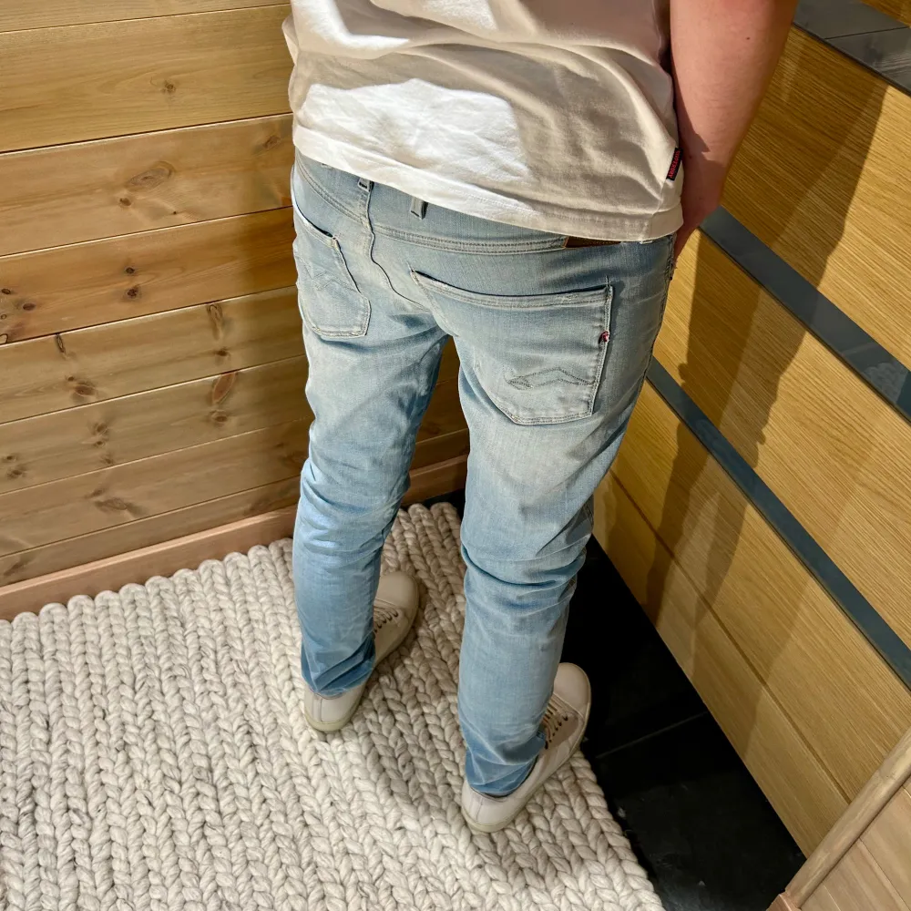 Tja säljer nu dessa feta jeans från Replay i modellen Anbass. modellen är 183 och väger 70 kg. Hör av er för fler frågor/bilder! Mvh vestimenta😊. Jeans & Byxor.