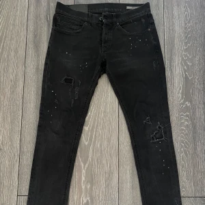 DonDup Jeans med Slitningar🔥 - Säljer nu dessa Feta jeans från DonDup då de inte kommer till användning. Modellen är George och nypriset ligger på 4000kr, mitt pris är 899kr men är diskuterbart vid snabb affär. Fler bilder kan fås vid intresse. Skick: 9/10 och Storleken är 29/32🤝