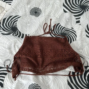 Brun topp med öppenrygg - Brun topp med öppenrygg,band för att stänga halsen, och band för att stänga vid ryggen, aldrig använt