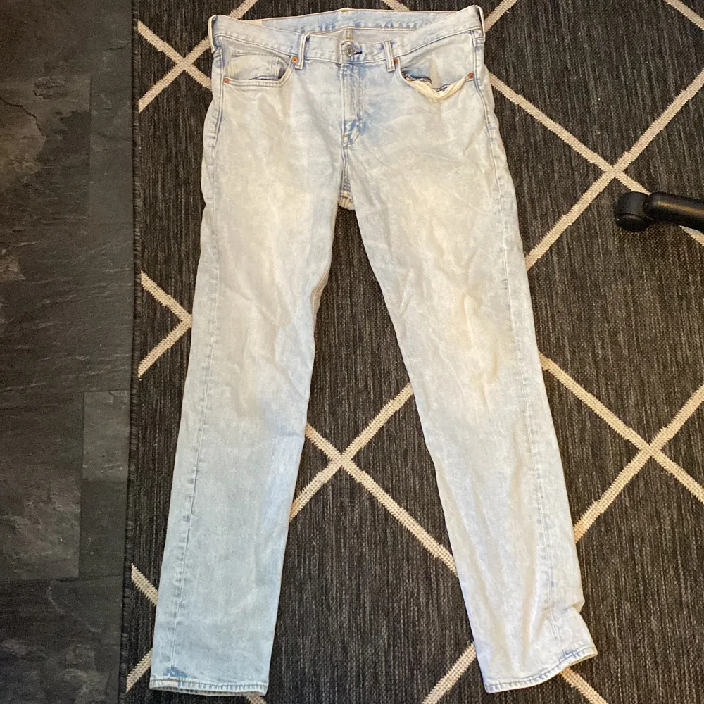 Ett par slim fit jeans från hm knappt använda i ljusblå färg. Jeans & Byxor.