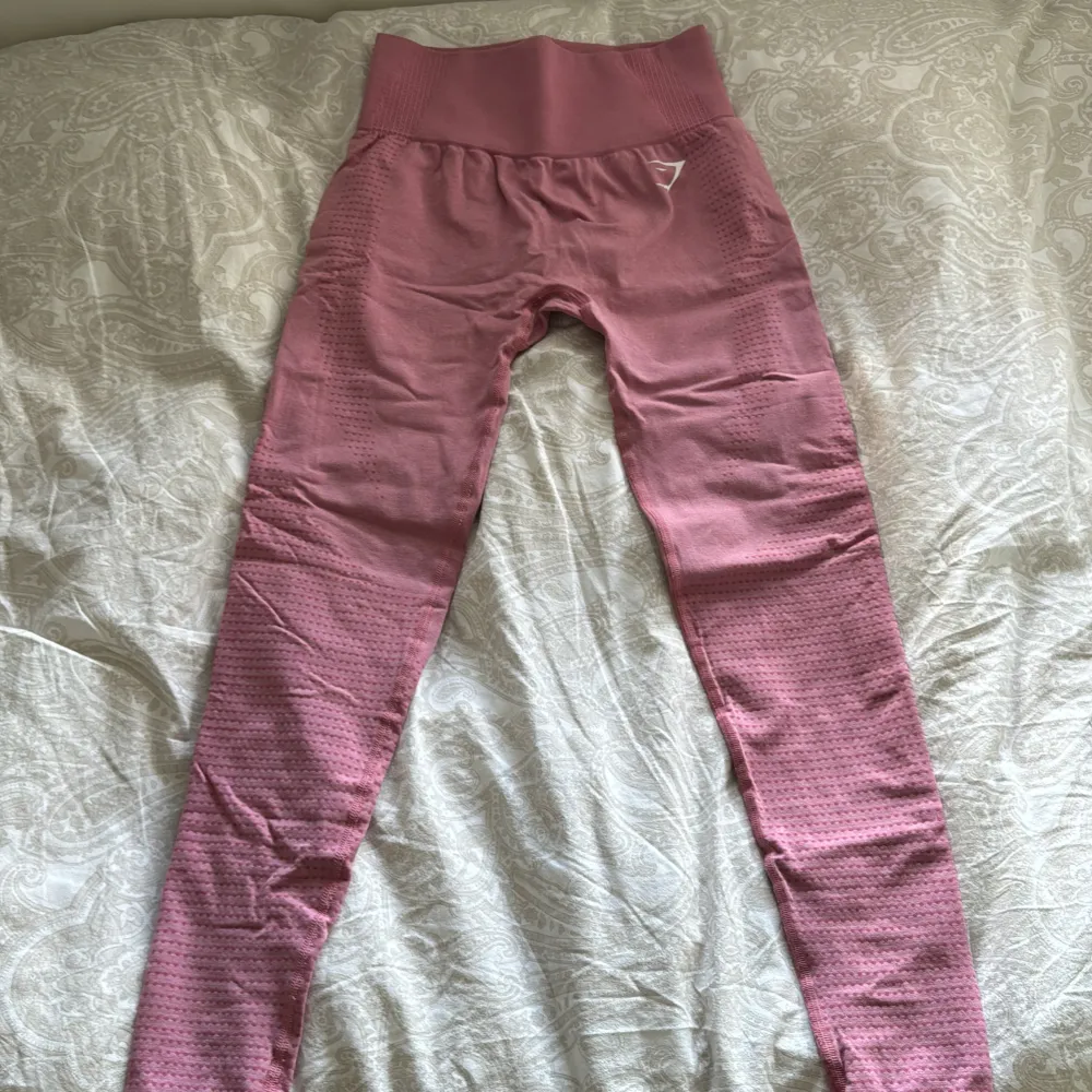 Ett par superfina rosa tights från Gymshark. Är perfekta till träning. Bekväma och stretchiga.. Sportswear.