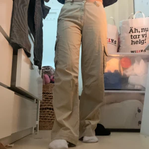 Beiga lågmidjade cargo pants  - Fina cargo pants med detaljer på fickorna