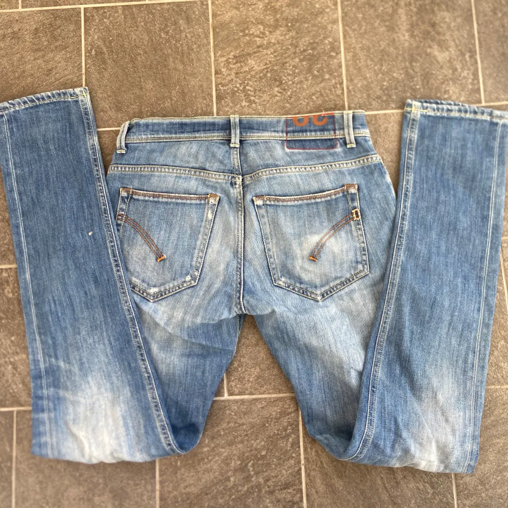 Tja! Säljer nu mina Donup jeans i storlek 30! Skicket är mycket bra och de passar dig från 175-185! 🙌🏼Nypris ligger på runt 3000!💸Har du några frågor eller funderingar så är det bara att höra av sig! ✅. Jeans & Byxor.