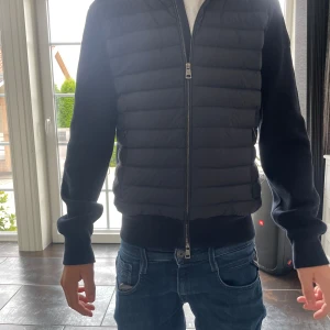 Moncler cardigan  - Tja säljer nu denna äkta moncler cardigan. Köpt på nk i Gbg. Priset ej går o diskutera 