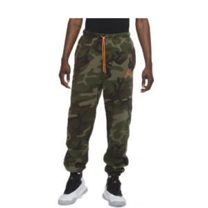 Jordan nya jumpman camo stl L nyskick - Nya cargo Jordan svarta stl L . Står storlek M men de är stora i storleken så de passar L. Endast testade. Nyskick. Nypris 769kr.