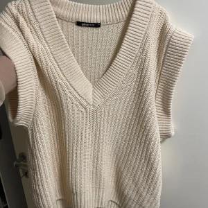Stickad väst XS - Vit/cremefärgad väst i stickat material. I storlek XS, lite oversize!