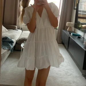 Vit klänning Zara - Första bilden är lånad! Säljer denna jättefina klänning från Zara då den inte passade mig, den har en liten missfärgning vid halsen från förra ägaren men som inte syns vid användning, se andra bilden. Perfekt inför student eller skolavslutning!