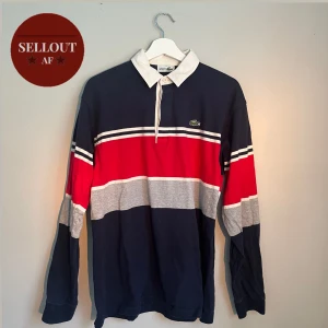Rugbytröja lacoste - Fräsch rugbytröja från lacoste främst mörkblå. Riktigt bra passform och skick. Storlek M sitter true to size Tveka inte att skicka DM vid frågor och funderingar!
