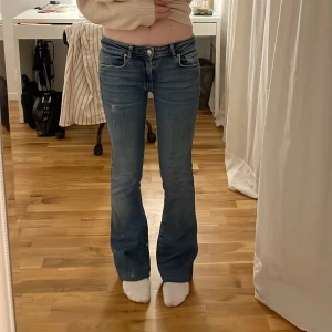 lågmidjade bootcut jeans - snygga jeans från gina med sprättade bakfickor   midjemått: 70cm innerbenslängd: 75cm ytterbenslängd: 94cm  omsydda till lågmidjade 