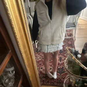 Teddyväst - Jättesnygg teddyväst från Lindex! Passar perfekt nu till hösten. 