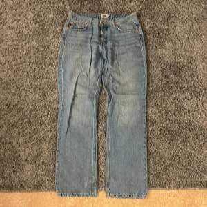 Jeans från Lager 157 i modellen Icon, nypris 400kr. De är lite slitna längst ner på ena byxbenet och ett av banden som håller fast skärp har lossnat. Har använt dessa ganska mycket, därav priset💗