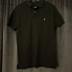 Polo Ralph lauren pike  - Säljer denna fina pike från polo Ralph lauren i storlek L. Den är såklart äkta. Kontakta gärna vid frågor😊