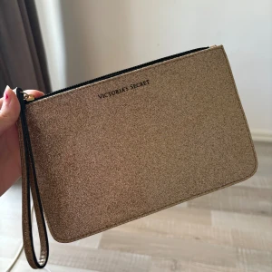 Victoria secret💛 - Jätte fin necessär som aldrig har använts🐆