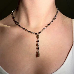 Halsband med pärlor - Halsband som passar så bra till hösten, justerbar men ca 29-26 cm. Har massor av olika pärlor och fina mörka silvriga metal detaljer