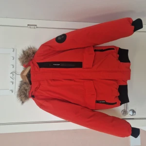 Vinterjacka🧡 - - Användes någon gång innan brodern växte ur den😂  - Köptes för 569kr rabatterad🤯  - Storlek M  Skickar mer bilder om så önskas. Hör gärna av dig!🥰