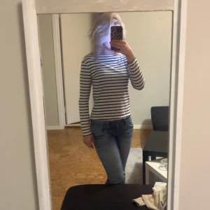 Randig tröja - En fin nästan oanvänd tröja från mango i stl xs