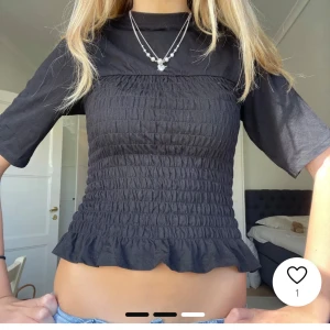 Ribbad tröja  - Säljer denna trendiga tröja från  hm. Använd 10 gånger. 