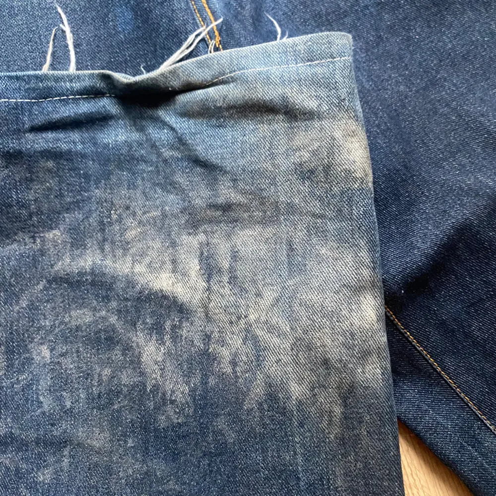 Baggy jeans som ser ut som rmc, i storlek 33 i midjan ish och 30 i längden då de är omsydda längst ner (se bild 4) sen är det också lite smutsiga längst ner på benet kanske går bort om man tvättar mer noggrant. Jeans & Byxor.