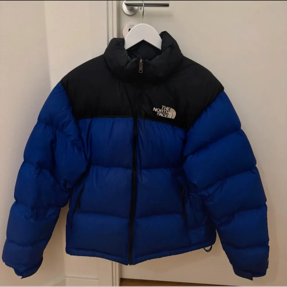 Säljer nu min fina blå/lila North face jacka då den inte kommer till användning längre. Köpt förra vintern för 4000kr och är sparsamt använd så den är i bra skick. Jackor.