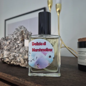 Delizia di Marshmallow - Rostad marsmallow och vanilj  Populär gourmandparfym, passar utmärkt till hösten och vintern  Använd endast 1 gång.