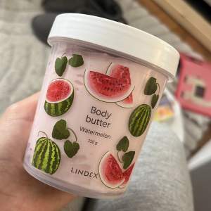 Body butter Watermelon 🍉🍉💦 Från Lindex, finns inte att hitta mer. 250 g 💘 Helt oanvänd.