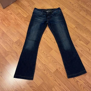 Jeans  - Lågmidjade bootcut jeans. Midjemått 37cm, innerbenslängd 78cm ❤️