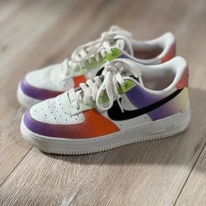 Nike air force 1, färgglada  - Säljer mina fina Nike air force 1 i en ovanlig färgkombination. Använda 1 gång då jag inte är så förtjust i att ha på mig denna modellen av sko tyvärr. Som nya i princip! 
