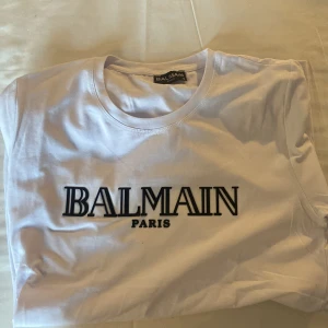 Vit balmain  - Säljer min balmain tröja då jag inte vill ha den längre  Den är helt ny skick 10/10  