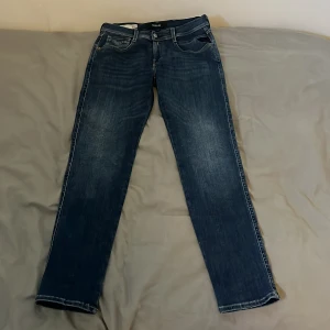 Replay Jeans - Säljer nu mina Replay Anbass jeans använda fåtal gånger. En väldigt populär modell. Den enda defekten är patchen där bak som har slitits bort lite. Annars inget fel med dom. Säljer dom för att dom är försmå för mig. Skick 9/10 Storlek 28  