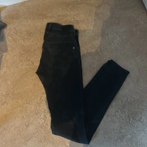 Replay Anbass - Säljer ett par sjukt feta replay anbass jeans, köpta på NK i Stockholm för ungefär 1 månad sedan och har inte använt dom mycket alls nypris på dessa ligger på 1800kr och dom är i färgen mörk grå! Trendigaste jeansen du kan ha!