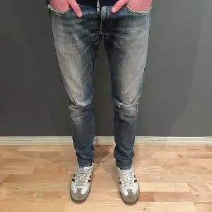 Replay jeans | Modell: Anbass | Storlek: 33/32 | skick: 8/10 | Mörkblå färg | Han på bilden är 185 och väger 70kg | Hör gärna av dig vid frågor och funderingar!